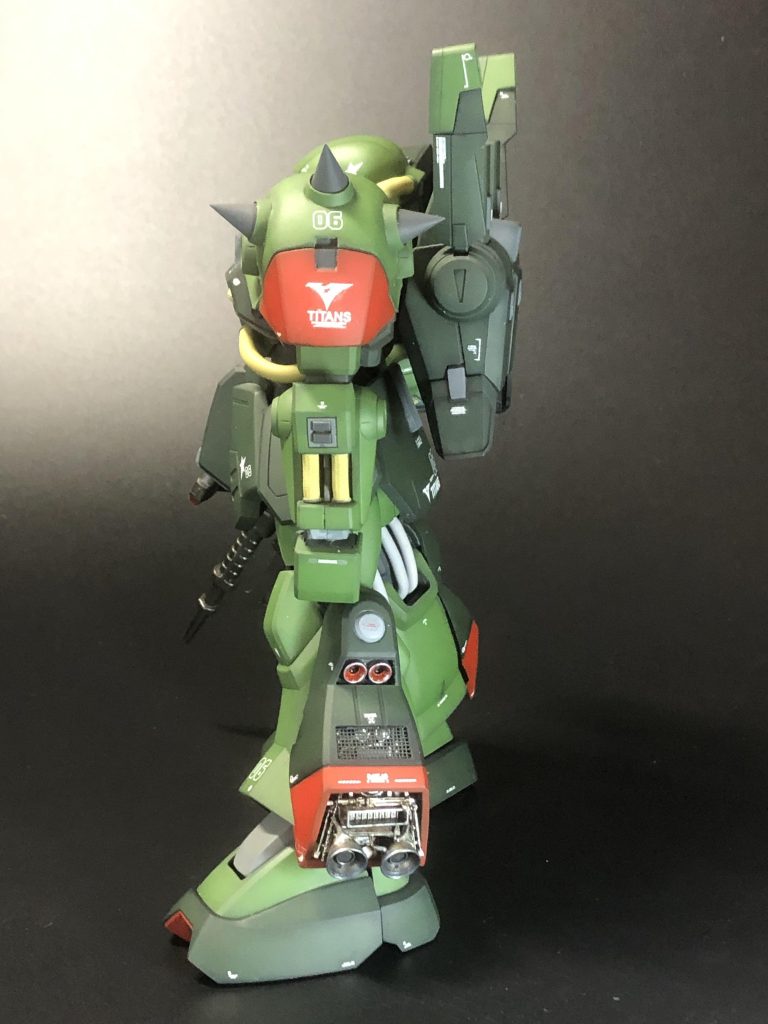 スパイクアーマーは突起物を全て切り離して市販のパーツやジャンクパーツなどで作りました。縁の部分はプラ板やパテで増設しました。