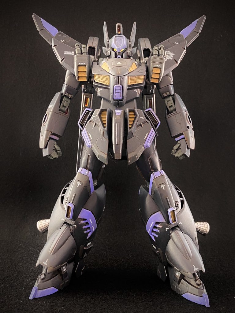 改修点は下記の通りです・頭部: 小型化(こめかみの上辺りと下端を幅詰め、額パーツ全方位削り、マスク位置変更)・胸部: 腹部を切り離し延長&可動軸追加。首元の動力パイプをモビルパイプ&スプリングに置換・腰部: 股関節を前&下方に移動、幅増し。これに伴ってサイドアーマーを切り離し左右外側に移動・肩部: アーマー接続位置を上方移動。動力パイプを胸部同様置換・腕部: 上腕に回転軸追加。肘を二重関節化。手首をビルドアップパーツに置換。・脚部: 膝関節延長。下脚部インテークを開口、導風板をプラ転で置換。バーニアパーツ置換。足首前半分を幅詰め。・全身にディテール追加頭部・腹部・足首以外はサイズは変えず旧キットのグラマーな雰囲気を尊重したつもりです。