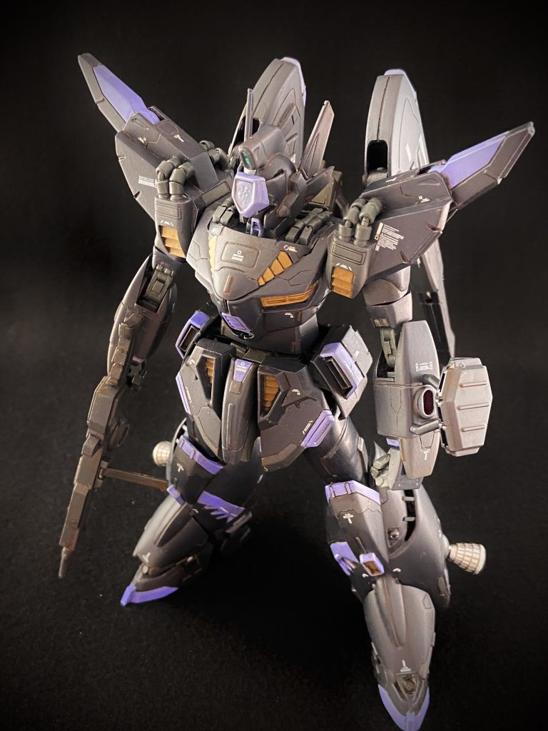 塗装はブラックバンガード仕様です。黒っぽい所は実際にはネイビーブルーにコバルトブルー・パープル・ホワイトを混色したものですが、照明次第で完全に黒に見えます。紫の部分はやや青寄りです。