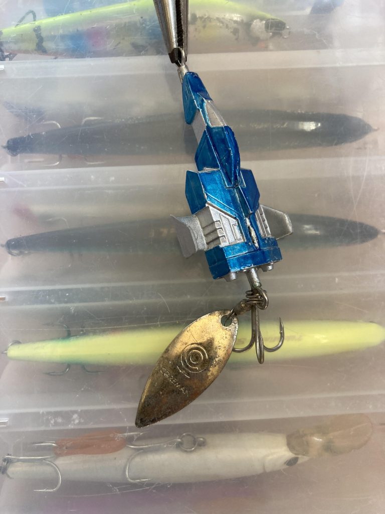 どうせすぐ壊れるだろうと思ったので笑、雑に色を塗って後ろに金属のブレードを取付けて完成です!(水に入れると金属ブレードがクルクル回ります。)