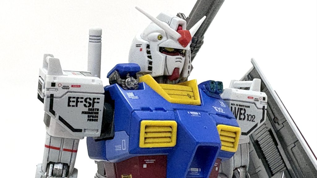 一番困ったのは顔の左右ダクト部分の塗装です。何とか塗り分けましたが、これが限界です…