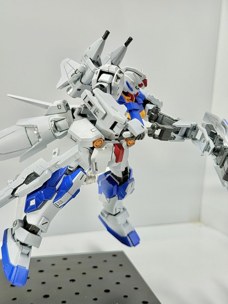 腕に収納されているビームサーベルを抜く。