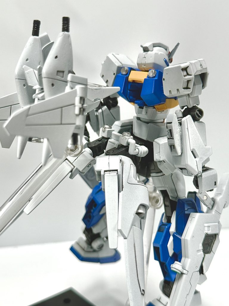 翼を畳みコックピット部を90°回転して、ライジングスターとドッキング。