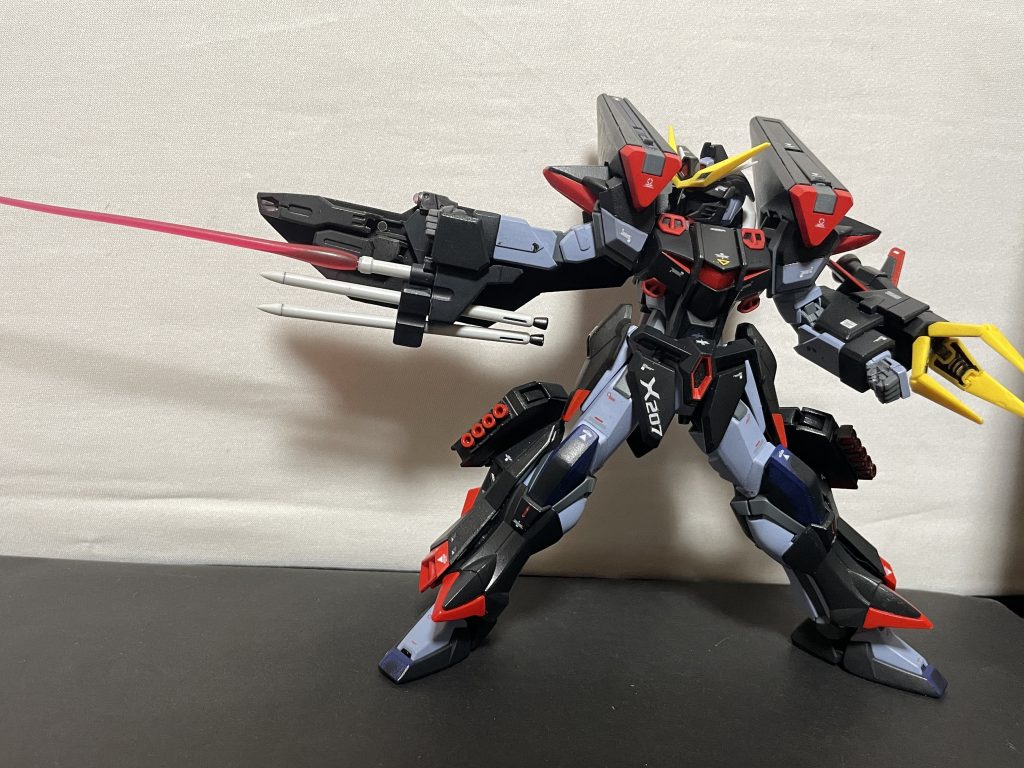 ブリッツモードのメモリアルポーズ1/144サイズにも関わらずアーマーをパージするだけのお手軽さで全く別機体かのようにガラッと印象が変わるのでプレイバリューが高いキットですねこの方式でHGヴァーチェ/ナドレを今のバンダイの技術で実現して欲しいものです