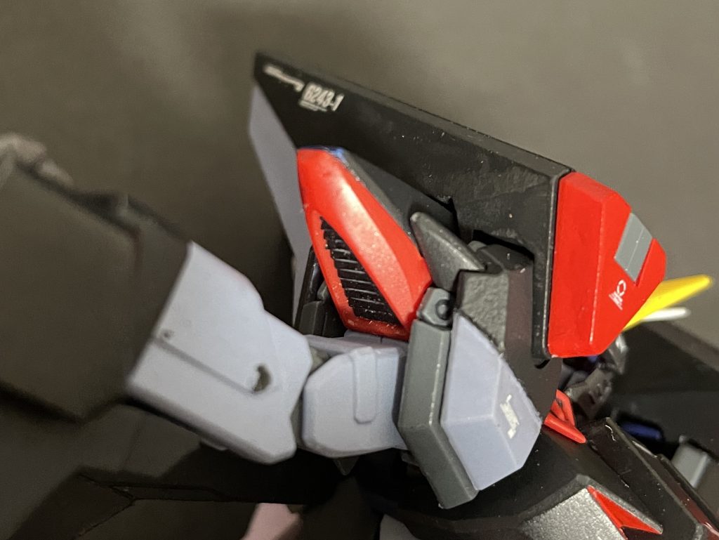 肩アーマー内側にはMGブリッツ風のスラスターフィンを取付※塗装ハゲのように見える青い部分は先端を意味するポジションライト (塗装ハゲ)です