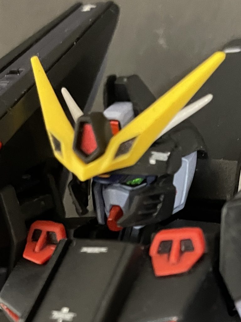 一旦デュエルのアンテナを外す必要があるがヘルメットアーマーは自在に取付も取外しも可能ブリッツアンテナの黒い凹みは実は空洞になっており位置的に中のデュエルのバルカンがちょうど通って発射できる、はず