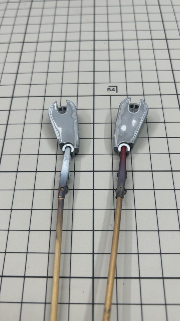 合わせ目も消さずにサクッと塗って組んだんですが、内腿の合わせ目がどうしても気になり消す事に…塗装を剥がしたついでに左腿にアクセントでオレンジラインを追加しました。