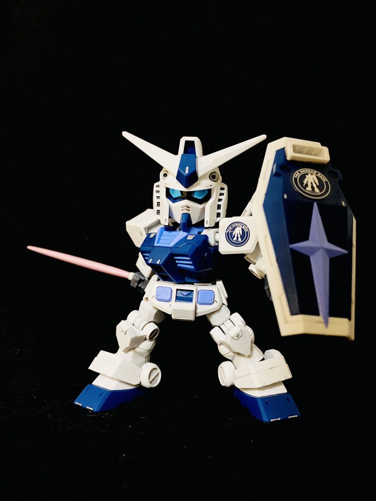 サーベルは手元に気軽に塗れるピンクがトランザムホロレッドしかなかったので、それで塗っています。