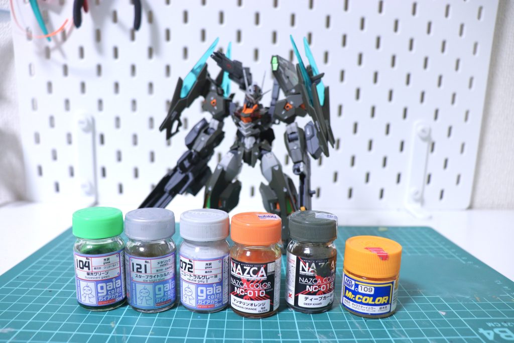 【使用した塗料】外装グレー → ガイアカラーニュートラルグレー2外装グリーン→ ナスカカラーディープカーキ外装オレンジ→ ナスカカラーマンダリンオレンジフレーム・武器→メカサフスーパーヘヴィセンサー部分 → スターブライトシルバー+ガイア蛍光グリーン