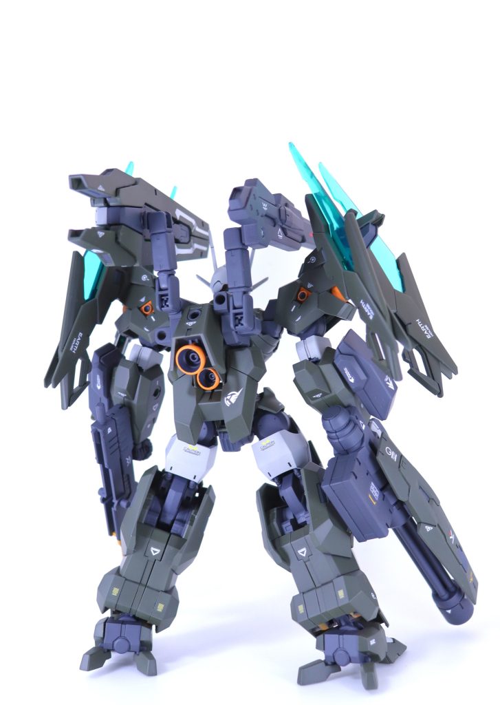 後面ショットバーニアはオレンジ塗装で中の色は筆で塗り分け。思ったより良い仕上がりになりました。色味がやはり良い!!バックパックはオプションパーツセット07のパワードアームズパワーダーにルブリスウルのバックパック、腰アーマーを真鍮線など使って接着してます。