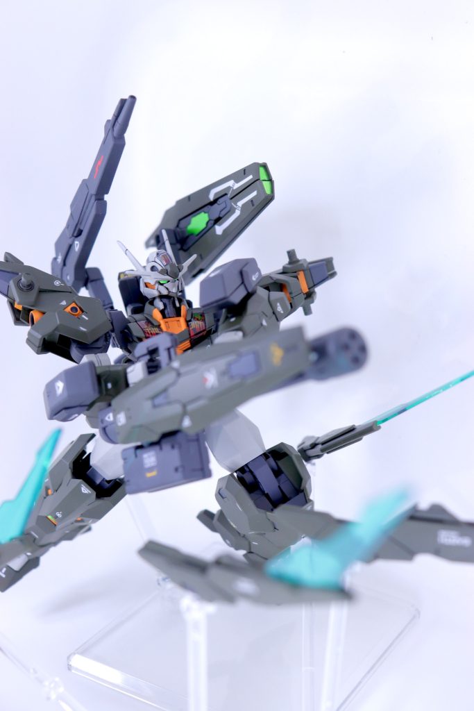 【武装紹介】・ビームガトリングガン銃身を回転させ、ビームペレット弾を高速連写する携帯火器。連続使用に耐えうる大容量バッテリータンクから給弾する。側面にはガンシールドを接続し、射撃姿勢時の防御能力も高められてる。・肩部大型ビーム砲背面に装着された大型装備。指向性の高い大型出力ビームを発射することが可能。フレキシブルアームにより全方向への射出も可能。・ガンソードビット肩部に装備された4機の遠隔操作型近接戦闘用装備。基本的に本機の周りで編隊を組むように展開され、攻撃パターンに応じて自動的に敵を攻撃する。パーメットスコアが上がるとパイロットの直感で動かせるようにシステムが切り替わる。