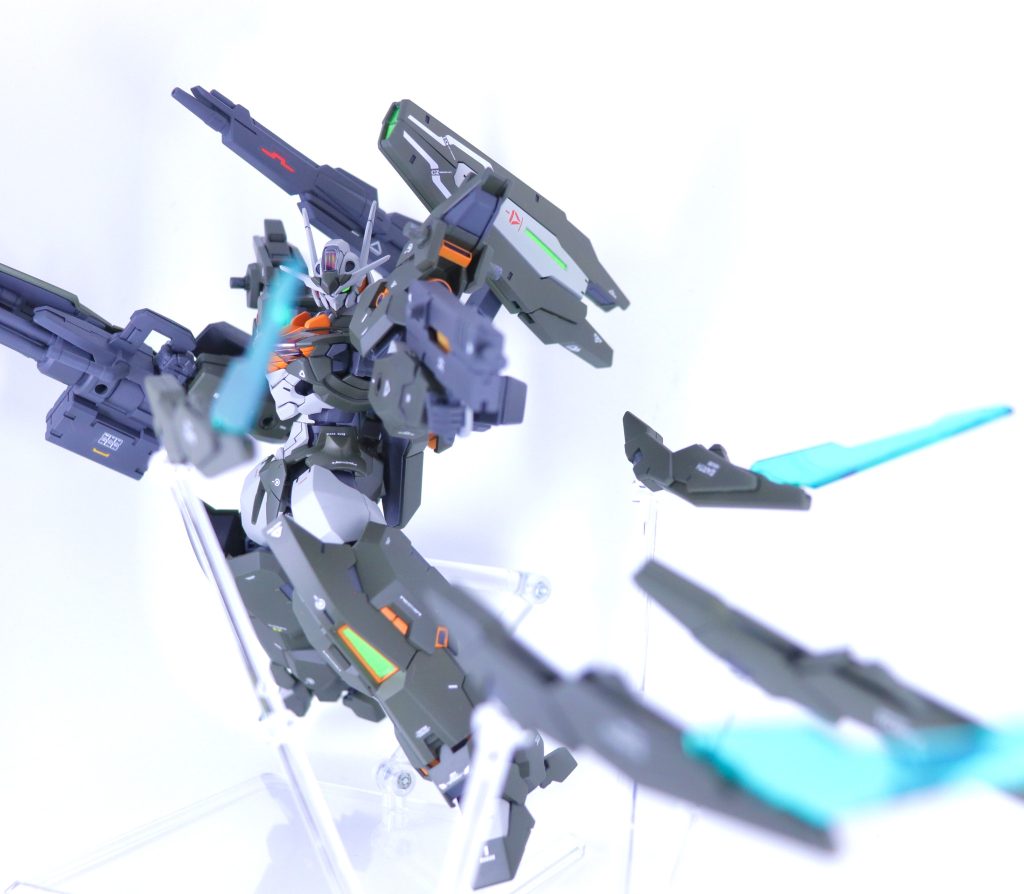 ・ヒートガンブレード ガンモード折りたたみ式でブレードモードとガンモードの2種類に変形する。ガンモードでは超高熱の弾を発射する。中距離〜近距離戦闘時で効果を発揮する。ガンプラ1番くじでもらえた武器をつかってみました!これが1番当たりなのでは!?ってくらいかっこよいです。