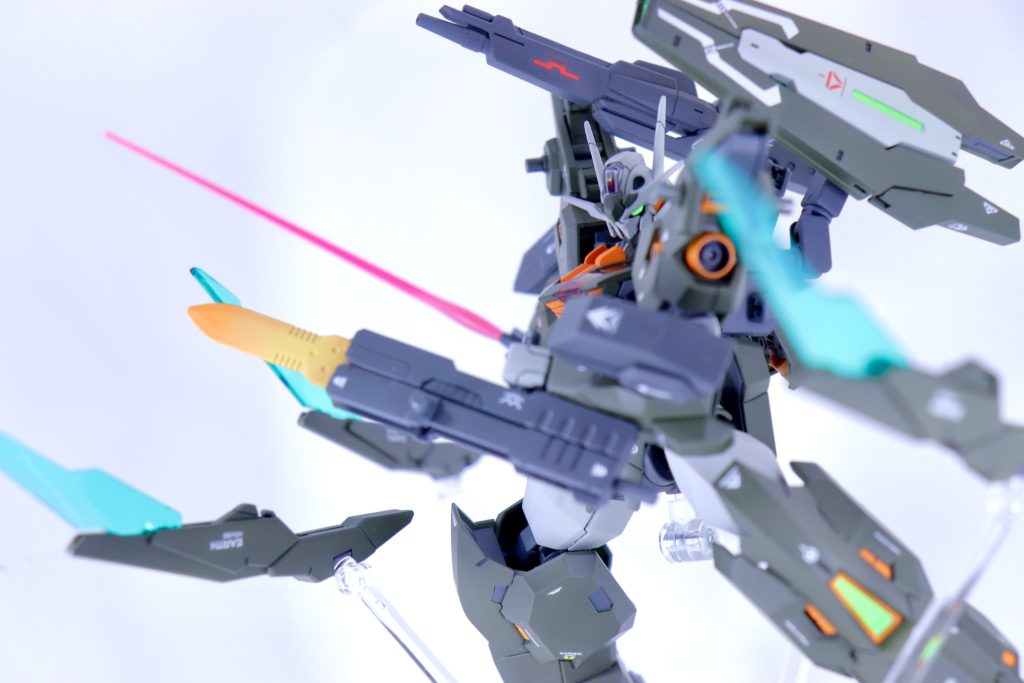 ・ヒートガンブレード超高熱の刀身で分厚い装甲も容易に溶断する。ビーム兵器に耐性がある機体に有効。・ビームサーベルビーム刃を発振する、近接戦用の装備。ガンシールドの 裏側にマウントされており、使用時は接続部を回転させて取り出す。