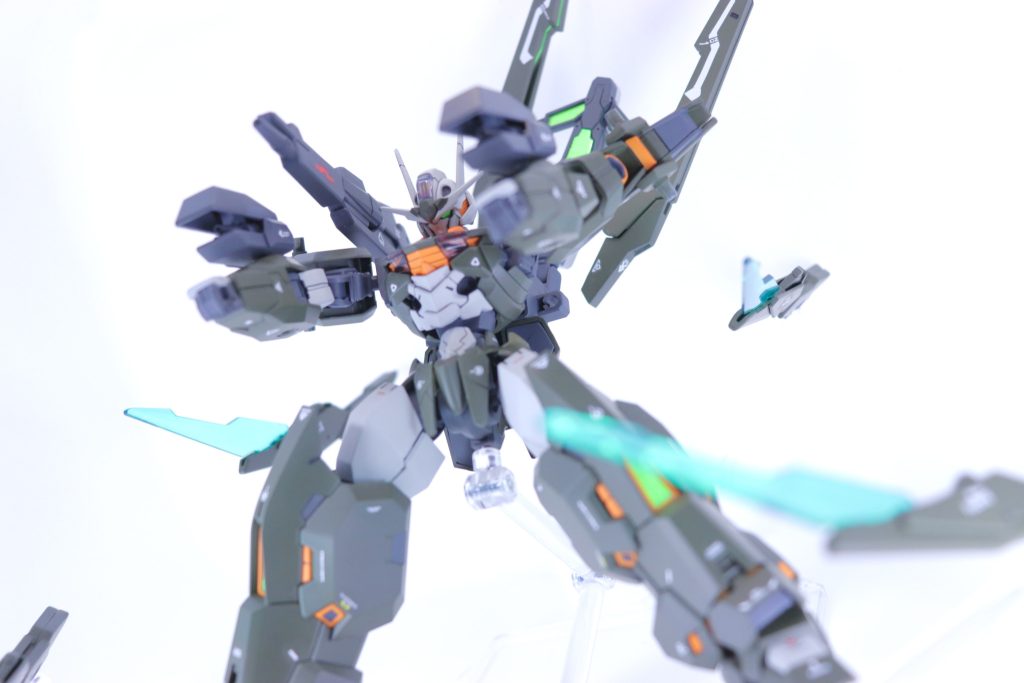 ・腕部小型ガトリングガン腕部に装備されており、カバーを展開して発射する。近距離〜中距離戦で主に牽制などに使用される。・フェイズドアレイキャノン背面に装着された大型装備。ユニットを展開し、思考性の高い大出力ビームを発射することが可能。また高パーメットスコアに達することで緑色に発光し、アンロックされる別機能も存在するという。 別機能ってなんなんですかね!笑