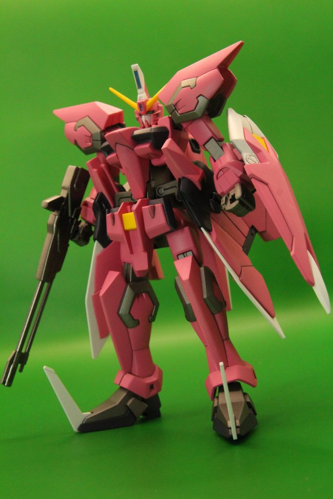 キットの完成度は…えぇ!?組んでびっくり、このイージス、20年以上前のキットとは思えない完成度!たぶん全部変形のための副産物なのだと思います、見る角度によっては手を加える余地がないくらいいい感じのプロポーション。後発のHGフリーダムが泣いてるよ…