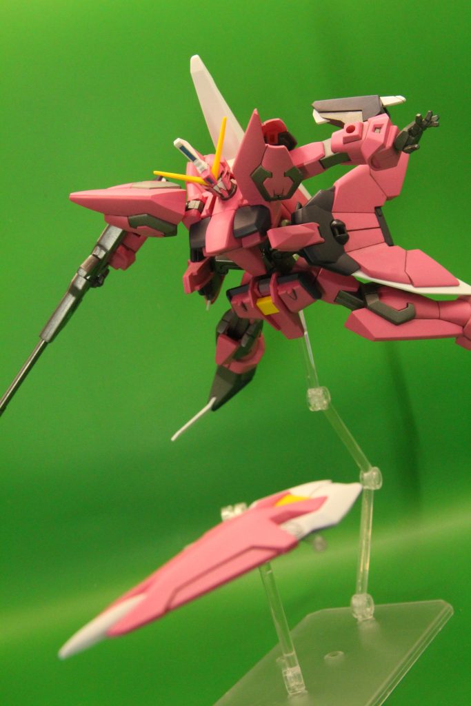 シールドは投げたくなるもの。手首パーツは我が家お馴染みのビルドハンズ角型さんです。手の表現力は偉大。