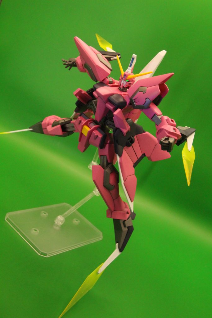 なんだか小さくてかわいあたサーベル。もう少し大きく作りなお…す気力もなく、雰囲気が出ればOK!ツインアイも蛍光塗料+ブラックライトで躍動感…が加わっててほしい!