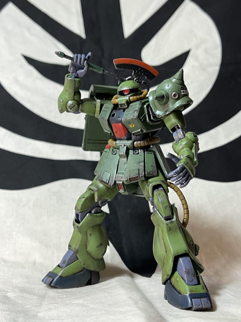 最終話を再現する為に、コックピット、右肩、シールドに弾痕をハンダごてで加工