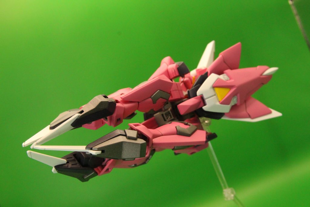 本作の目玉、MA形態。元々好きなデザインなのですが、これを再現した作りはヤバい。完成よりも仮組みで変形させた時の感動が一番でした(笑)