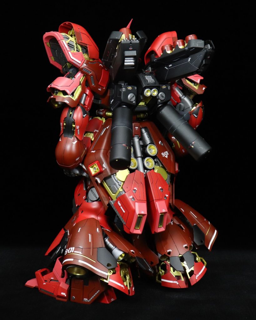 バックパックに新規ディティール、リアアーマーは情報量が少なく感じたので、大きめのスジボリを数箇所増設。プロペラントタンクは原作のサイズが好きなので短縮。