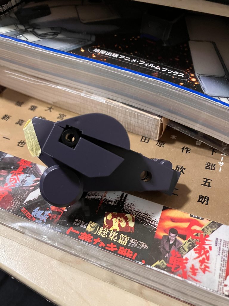 設定画の傾斜が結構あったので、このように接着してみました。