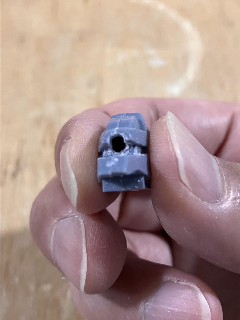 全体的に特徴はつかんでるんですけど、完成したら別物みたいな感じのするキットでした。設定画は丸みを帯びてるのになんか、カクカクしてましたので全体的に柔らかくなるよう削りました。