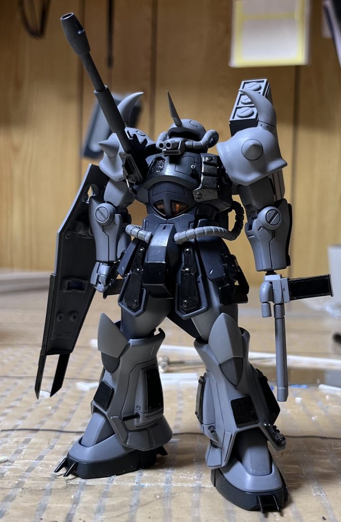 メインの鼻バルカン。右パイ榴弾砲。左パイ対人機関砲。大型連装ミサイル。両スネ対人機関砲。左指4+1機関砲。シールド爪とつま先かかと爪です。