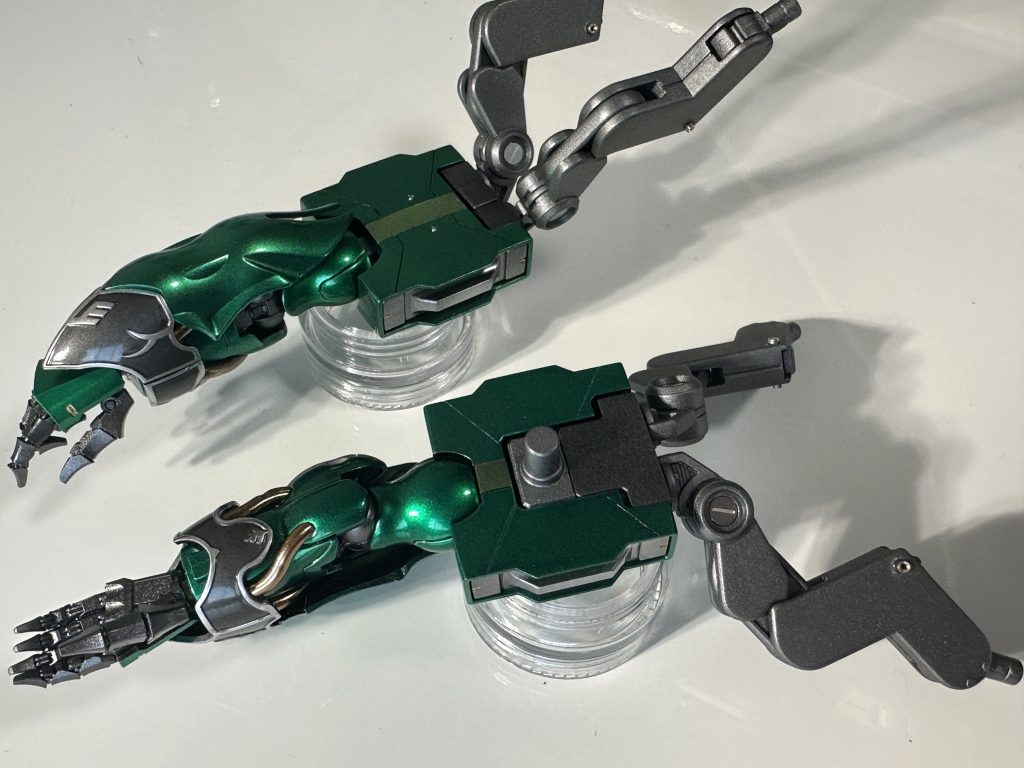 腕とバインダーの支え。ワンポイントにメタルパーツを使用。