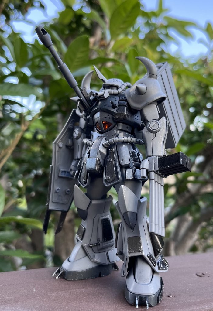 お外で撮った方が現物のグレーに近い色がでます。ライトグレーとジャーマングレーとダークグレーで塗っています。装甲は黒に銀を足して塗りました。筆塗りです。まだシールをどうしようかな悩んでいるので、つや消しは振っていません。