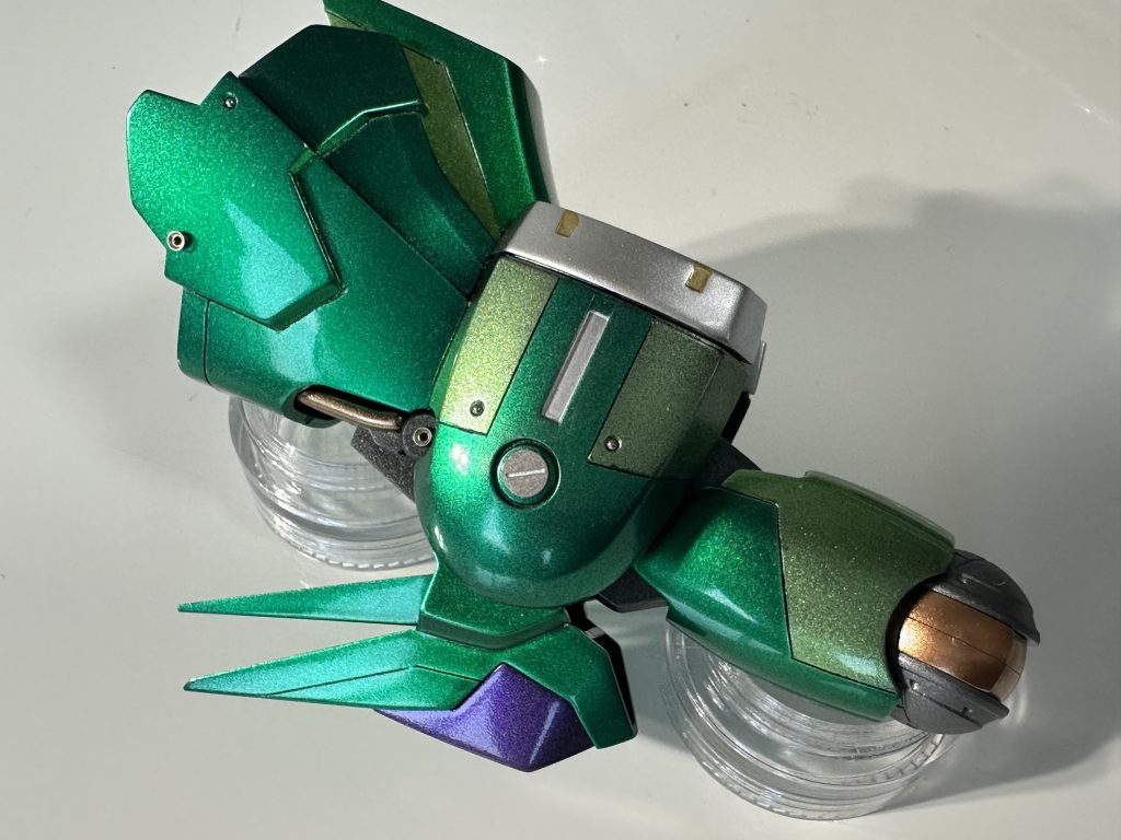 脚部のメタルパーツは少なめですが、しっかりと存在感がでています。