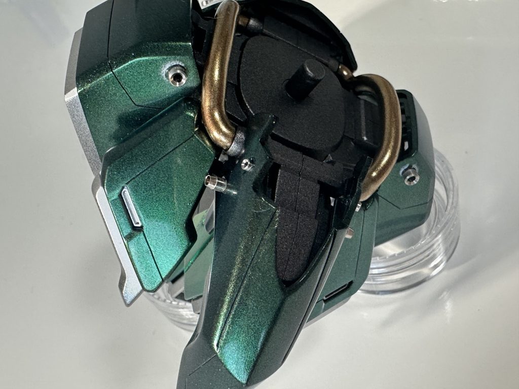 腰回りのメタルパーツはこのように装着。