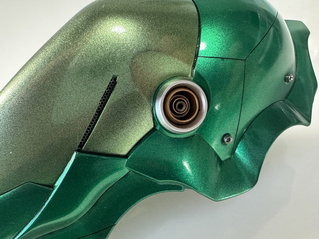 バインダー表面の目玉と緩かったディティールにメタルパーツに仕込んでいます。野暮ったかった印象が一気に引き締まりました。