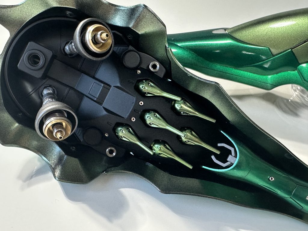 バインダー裏側。ファンネルにもメタルボールを埋め込んでいます。数が多くて大変でした。