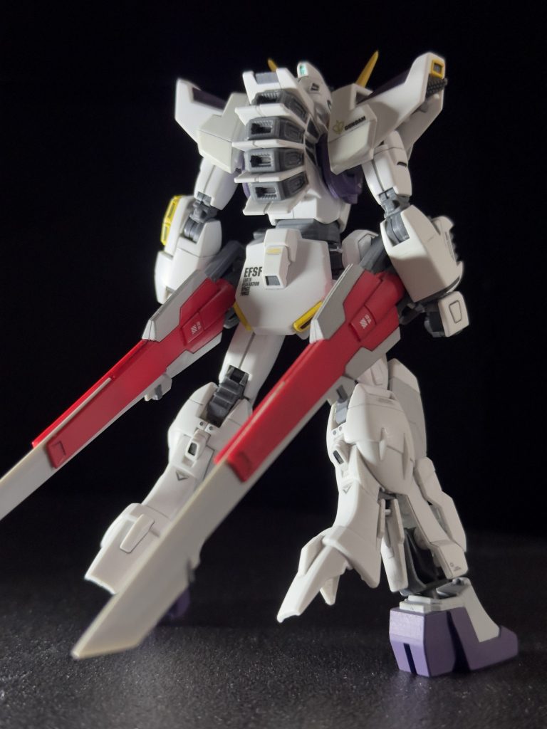 2.背面①近接戦闘特化 に際し絶対に手を入れなければならない中遠距離兵装のヴェスバーは、リボーンズガンダムのGNファングとストライクノワールのフラガラッハ3ビームブレイドをミキシングして大型ビームナイフにしました。V.S.B.R 的な横文字の名前が欲しかったので、B.E.A.K (ビーク)と名付けました。二振りあるのでビークスです。Beam Edge Assault Knifes(強襲用ビームエッジナイフ)の頭文字からとりました。