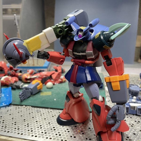 久しぶりのUPです😓ガンプラ以外を作ってまして、落ち着いたところで、吉本プラモデル部の模コンに参加するべく作品にとりかかりました。完成までの形の変わり様です。作品テーマは見ての通り、わかりやすいです。そうじゃない機体も一部ありますが…バランスが1番しっくりきたので採用してます😅（4枚目）