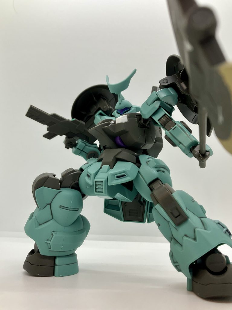 水星の魔女からディランザ(ラウダ機)作成しました購入したのは水星キットが品薄だった時期くらい?ガンダムマーカーと、100均のガンマガもどきで部分塗装し、公式のデカールと艶消しトップコートで簡単に済ませました