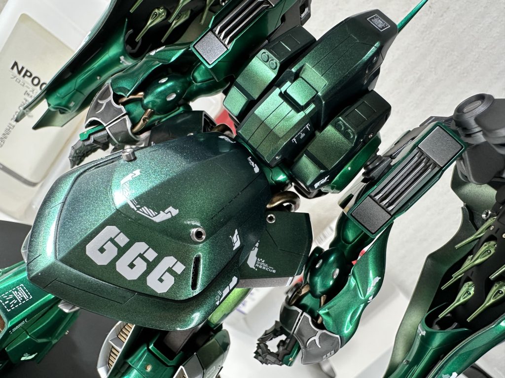 バックショット。型式の666を採用し、デカールで表現。濃いグリーンはクレオスの偏光塗料を使用しており、光の加減で表情が変わります。