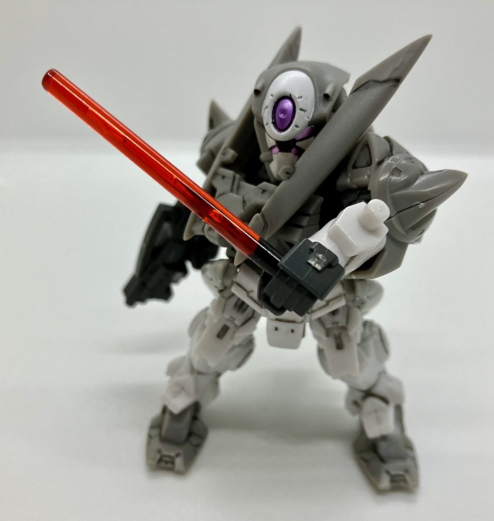 ビームサーベルは他のガンプラのランナーから流用気泡も入ってるし、警備員の持ってる光る棒みたい…