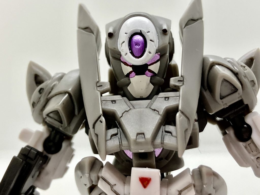 部分塗装とスミ入れの最低限の作業量メタリックパープルは潔くシールにして、シールの上から目の輪郭を極細で入れています構想考えてる時間含め全部込み込み2時間くらい?