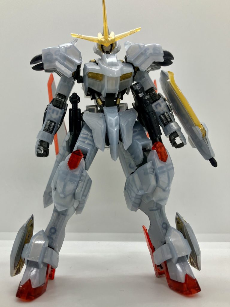 ガンダムベース限定品の端白星のクリアカラー版です通常版では紫がかった白い装甲がパールホワイトのような色味に変わっていましたガンダムフレームの部分塗装と外装パーツの裏側をシルバーで塗装し金属感が透けて見えるようにしてみました