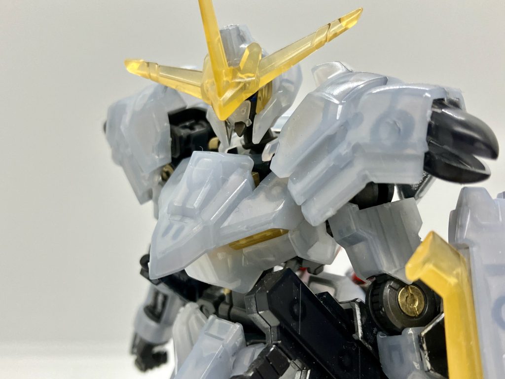 バストアップアンテナがデカい、肩アーマーがデカい、頬の後ろ側もなんか出っ張るで上半身の表情付けに苦労しました。第二形態で肩が小さいのはそういうことか…