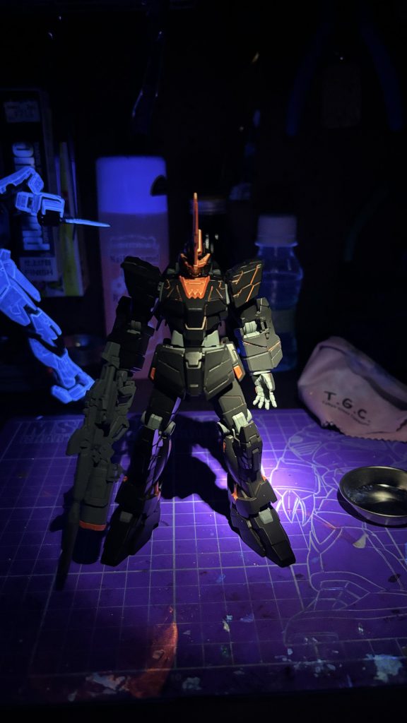 機体色はマホガニー(サフ)→ミッドナイトブルー(ミスターホビーカラー)で塗装しました。