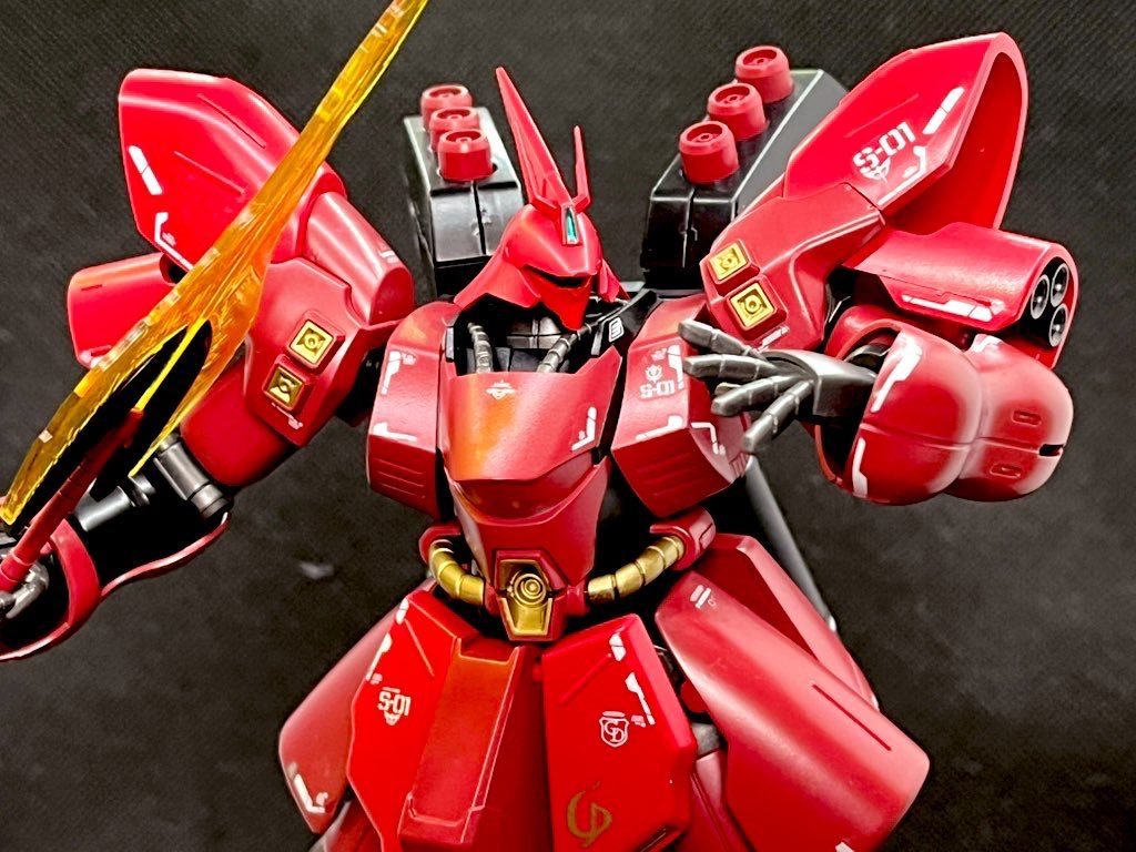 デカールはRGサザビーの水転写デカールを貼りました。