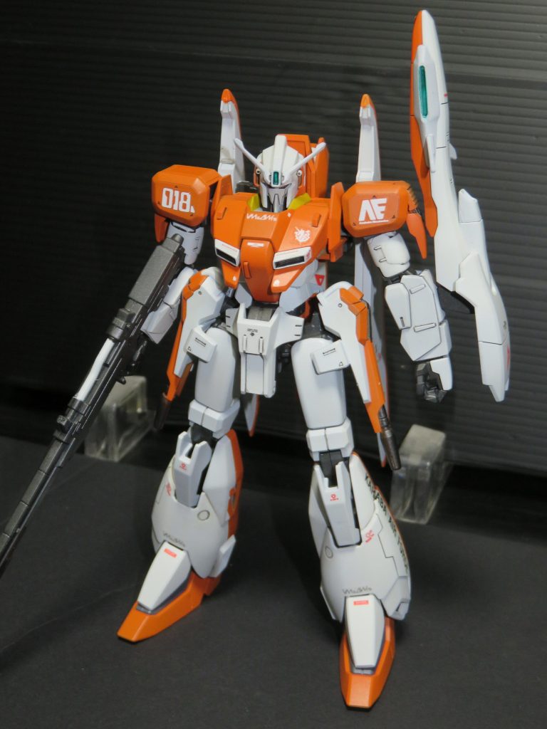 ガンダムデカールにKARABA AIR FORCEのステッカーを見つけたのでデモンストレーションカラーにて塗装しました。Aのデカールはたくさん余っていましたが、肝心の白のAが無く、左肩はAEデカールで誤魔化しています。