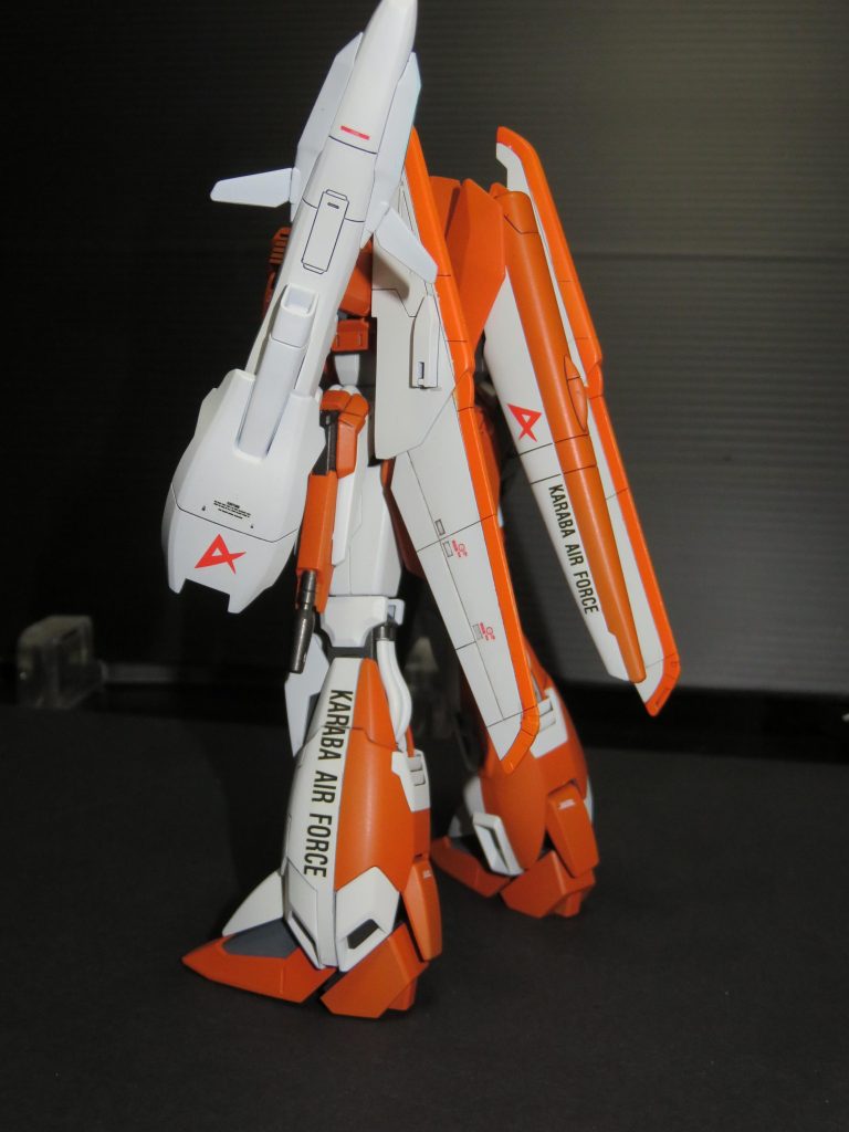 MGのゼータプラスを参考に作成しました。KARABA AIR FORCEのデカールですが、想定より大きく段差を超えて貼っています。多分スタビライザーに貼った方が適正サイズと思われますが、最初に脚部に貼ったので訂正できませんでした・・・。