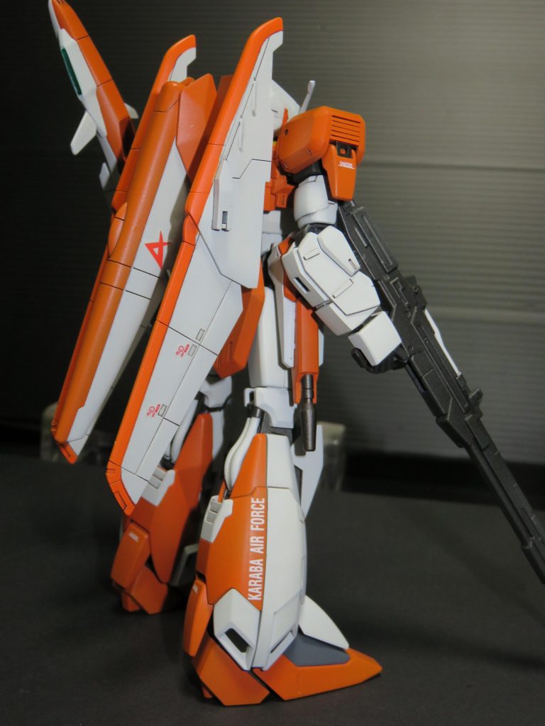 右脚部は残り物の白KARABA AIR FORCEのデカールです。