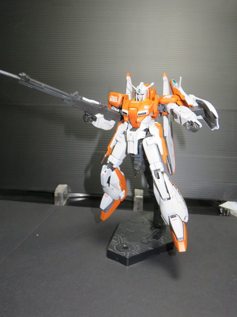 パッケージアート風ポージング。可動部は少な目でシールドやウイングバインダーと干渉してあまり動きませんので、なんか地味目です。