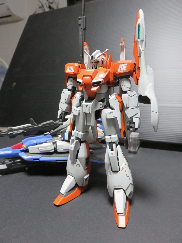 この辺りでビームライフルがウイングバインダーに固定出来ることを知りました。ビームライフルも保持しない方がバランス良く見えます。