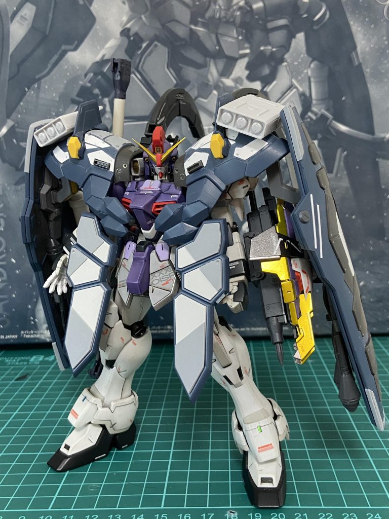 追加装甲は主にプラ板貼り足しでディテールアップしました。肩ミサイルはバトルアームアームズより、シュツルムファウストはシステムウェポンセットより、パイルバンカーは境界戦機ウェポンセットより、大型ライフルは86のジャガーノートより流用しています。