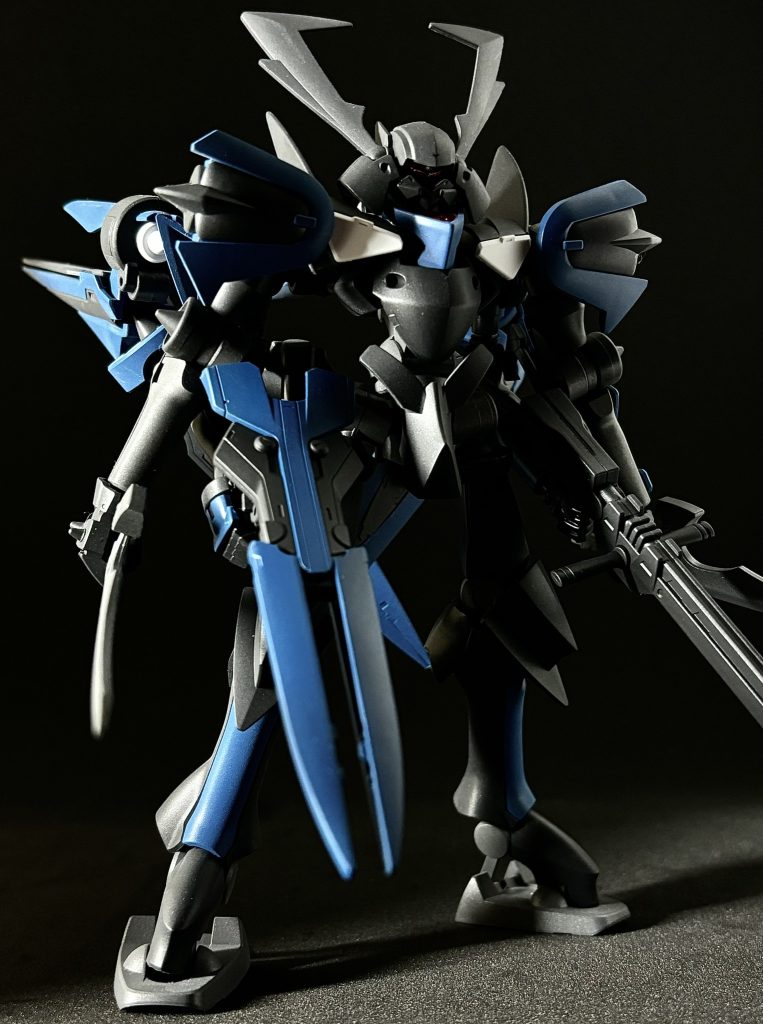 武装は元々のスサノオが持っていた「シラヌイ」「ウンリュウ」に加えてブレイヴとユニオンフラッグカスタムのそれぞれのライフル持たせてます。がちゃがちゃミキシングしてたら偶然4本腕になってしまい、これを活かさない手は無いということで急遽歴代グラハム機から拝借。